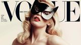 Claudia Schiffer 2008 auf dem Titel der deutschen "Vogue", fotografiert von Mario Testino. Die 50-Jährige zierte bis heute 1000 verschiedene Magazin-Cover - absoluter Rekord.
