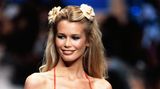 Claudia Schiffer im roten Chanel-Bikini