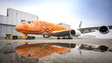 Der letzte von drei bestellten Airbus A380 für die japanische Fluggesellschaft All Nippon Airways hatte im Januar die Lackierhalle in Hamburg-Finkenwerder verlassen. Wie schon die beiden anderen ANA-A380 soll das Großraumflugzeug im Schildkrötendesign zwischen Tokio und Hawaii fliegen, doch ist dieses Exemplar nach einem blauen und türkis-farbigen Jet ganz in orangenen Farbtönen gehalten. Aufgrund der Corona-Pandemie wurde jedoch die Auslieferung vom Frühjahr auf den Herbst 2020 verschoben.