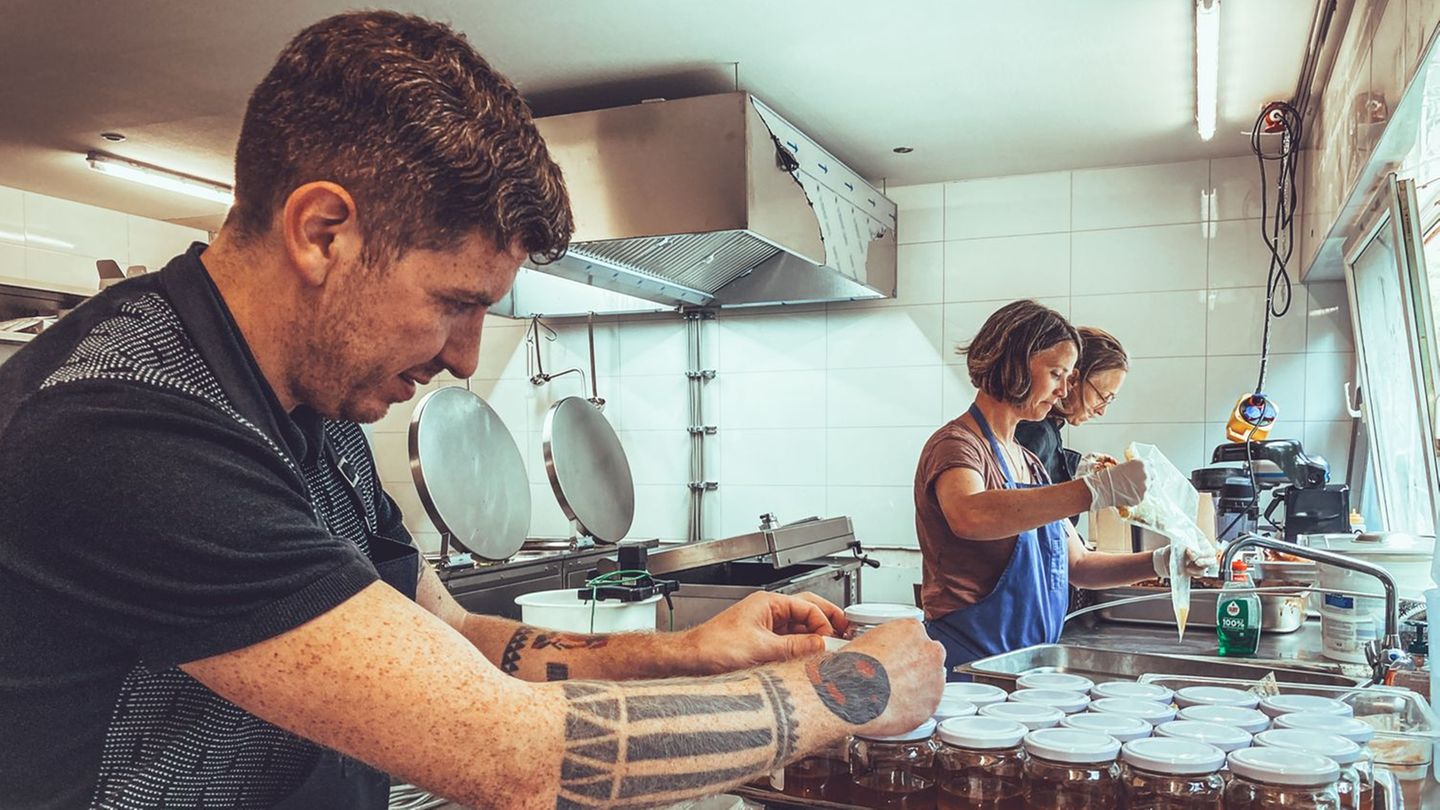 Wie sich junge Gastronomen für den Winter wappnen: "Niemand kann sich vorstellen, was das bedeutet" Alvaro Pina Otey und Maria Endrich in der Küche