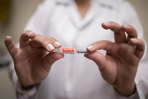 Eine Ärztin hält einen möglichen Coronavirus-Impfstoff in den Händen