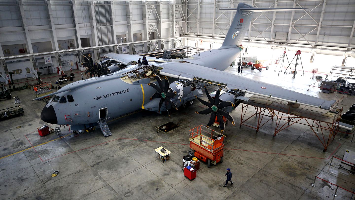 Wartungsarbeiten an einem A400M auf der türkischen Luftwaffenbasis in Kayseri. 
