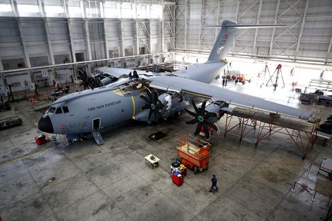 Wartungsarbeiten an einem A400M auf der türkischen Luftwaffenbasis in Kayseri. 