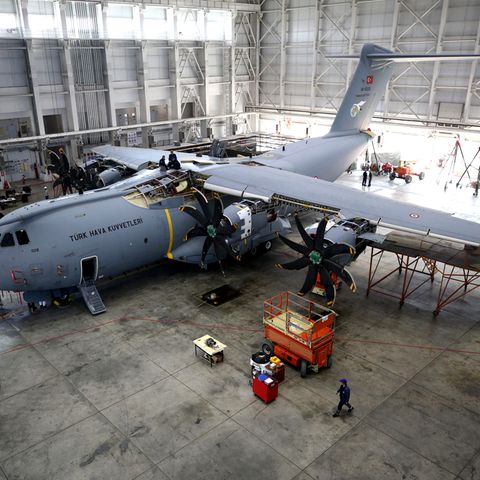 Wartungsarbeiten an einem A400M auf der türkischen Luftwaffenbasis in Kayseri. 