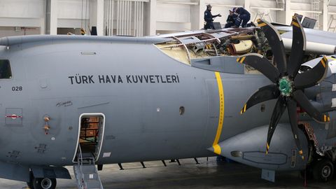 Wartungsarbeiten an einem A400M auf der türkischen Luftwaffenbasis in Kayseri. 