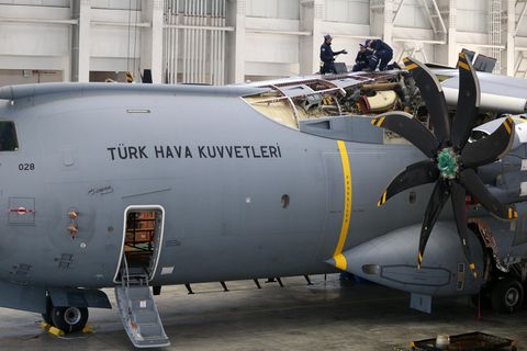 Wartungsarbeiten an einem A400M auf der türkischen Luftwaffenbasis in Kayseri. 