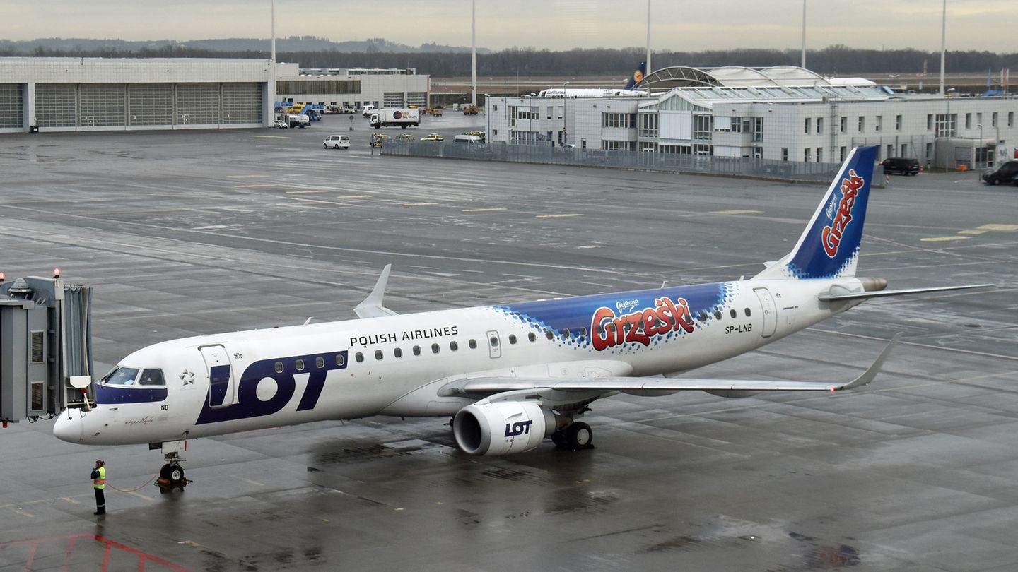 Die Embraer 195 der polnischen LOT wirbt für einen Schoko-Snack: die Waffelschnitte "Grześki" des polnischen Herstellers Goplana.