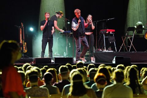 er Popsänger Tim Bendzko tritt während eines Großversuchs der Universitätsmedizin Halle/Saale in der Arena Leipzig auf.