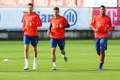 Goretzka, Müller und Boateng auf dem Trainingsplatz an der Säbene Straße