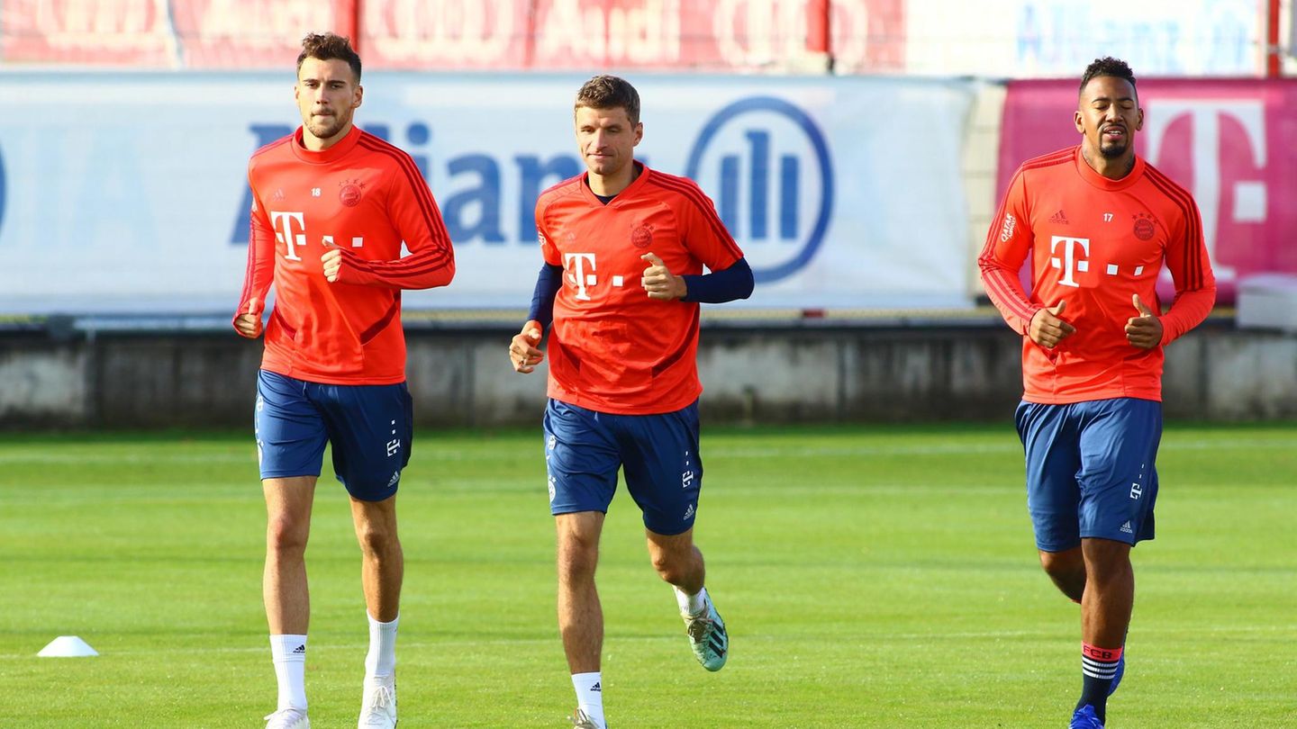 Goretzka, Müller und Boateng auf dem Trainingsplatz an der Säbene Straße