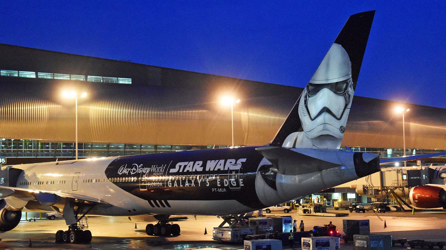 Fett auf dem Seitenleitwerk: ein Stormtrooper auf dem Seitenleitwerk einer Boeing 777 von Latam aus Lateinamerika. Die Sonderbemalung soll für den neuen Star Wars Themenbereichs "Galaxy‘s Edge" in den Disney Hollywood Studios Florida werben.
