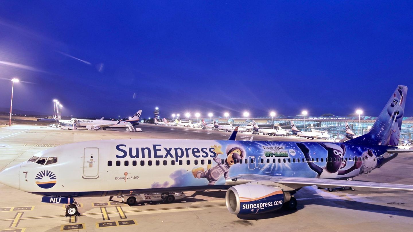 Anlässlich des Kinostarts von "Shaun das Schaf – UFO-Alarm" hatte der Sun Express eine Boeing 737-800 NG mit den Charakteren des Familien-Spektakels rund um das Schaf bekleben lassen.