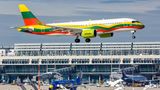 Nach einer lettischen und einer estnischen Sonderlackierung hat Air Baltic einen Airbus A220 in den Nationalfarben Litauens lackieren lassen. "Jetzt wehen die Farben aller drei baltischen Staaten stolz über unseren Köpfen am Himmel. Wir fühlen uns den baltischen Staaten verpflichtet", sagte Air Baltic-Chef Martin Gauss bei der Präsentation.