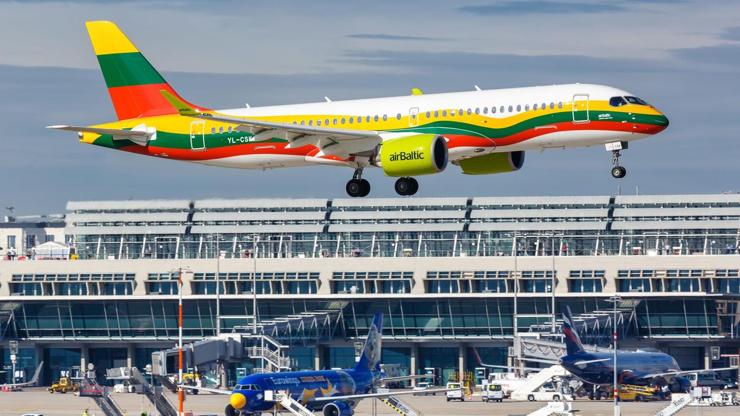 Follow Me: Nach einer lettischen und einer estnischen Sonderlackierung hat Air Baltic einen Airbus A220 in den Nationalfarben Litauens lackieren lassen. "Jetzt wehen die Farben aller drei baltischen Staaten stolz über unseren Köpfen am Himmel. Wir fühlen uns den baltischen Staaten verpflichtet", sagte Air Baltic-Chef Martin Gauss bei der Präsentation. Nach einer lettischen und einer estnischen Sonderlackierung hat Air Baltic einen Airbus A220 in den Nationalfarben Litauens lackieren lassen. "Jetzt wehen die Farben aller drei baltischen Staaten stolz über unseren Köpfen am Himmel. Wir fühlen uns den baltischen Staaten verpflichtet", sagte Air Baltic-Chef Martin Gauss bei der Präsentation.