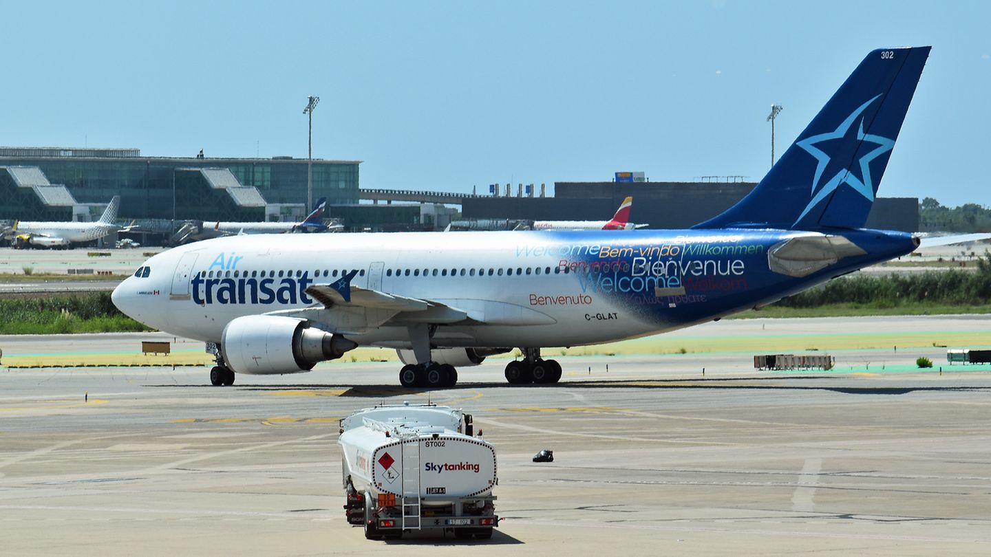 Mit vielsprachigen Welcome-Sprüchen am hinteren Teil des Rumpfes verdeckt die kanadische Fluglinie, dass dieser Airbus A310 seit fast 29 Jahren abhebt. In der Anfangszeit gehörte der Oldtimer zur Flotte von Emirates.