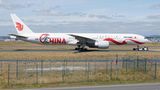 Die 20. Boeing 777-300 von Air China hat die "Love China Livery" erhalten: Der große, rote Anfangsbuchstabe C von China umrahmt auf dem Rumpf das chinesische Schriftzeichen, das für Liebe steht.