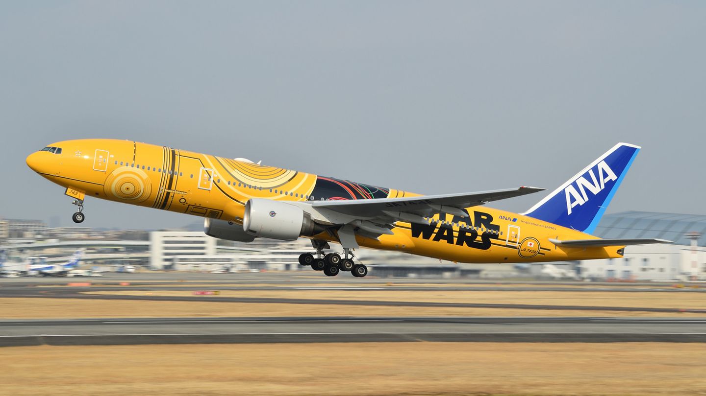 All Nippon Airways nimmt in den kommenden Tagen ihren dritten Star-Wars-Jet in Betrieb: Eine als C-3PO lackierte Boeing 777-200 geht vom 1. bis zum 14. Dezember 2019 auf ausgewählten Inlandsstrecken ab Tokio/Haneda auf Promotion-Tour. Die Aktion startet zeitgleich mit der Veröffentlichung der Star Wars Episode 9 "The Rise of Skywalker".