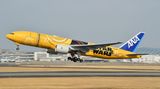 All Nippon Airways nimmt in den kommenden Tagen ihren dritten Star-Wars-Jet in Betrieb: Eine als C-3PO lackierte Boeing 777-200 geht vom 1. bis zum 14. Dezember 2019 auf ausgewählten Inlandsstrecken ab Tokio/Haneda auf Promotion-Tour. Die Aktion startet zeitgleich mit der Veröffentlichung der Star Wars Episode 9 "The Rise of Skywalker".