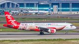 Air Asia ist für bunte Flugzeugrümpfe bekannt und macht hier Werbung für ein malaysisches Kosmetikunternehmen, das von der Sängerin Siti Nurhaliza gegründet wurde.