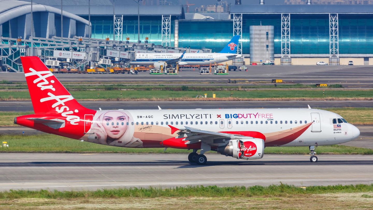 Air Asia ist für bunte Flugzeugrümpfe bekannt und macht hier Werbung für ein malaysisches Kosmetikunternehmen, das von der Sängerin Siti Nurhaliza gegründet wurde.