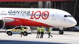 Die australische Fluglinie ist im November in das 100. Betriebsjahr gestartet und hat deshalb einen neuen Dreamliner mit der Zahl 100 versehen. Der Name Qantas ist eine Abkürzung für "Queensland and Northern Territory Aerial Services".