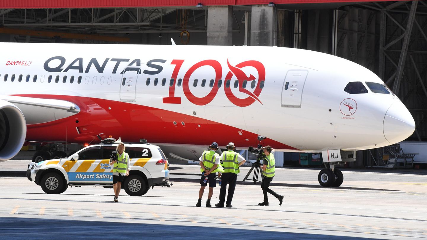 Die australische Fluglinie ist im November in das 100. Betriebsjahr gestartet und hat deshalb einen neuen Dreamliner mit der Zahl 100 versehen. Der Name Qantas ist eine Abkürzung für "Queensland and Northern Territory Aerial Services".