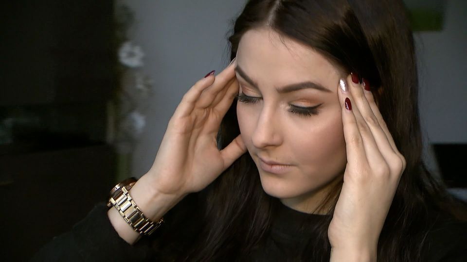 Eine Frau leidet an Kopfschmerzen – was hilft dagegen?