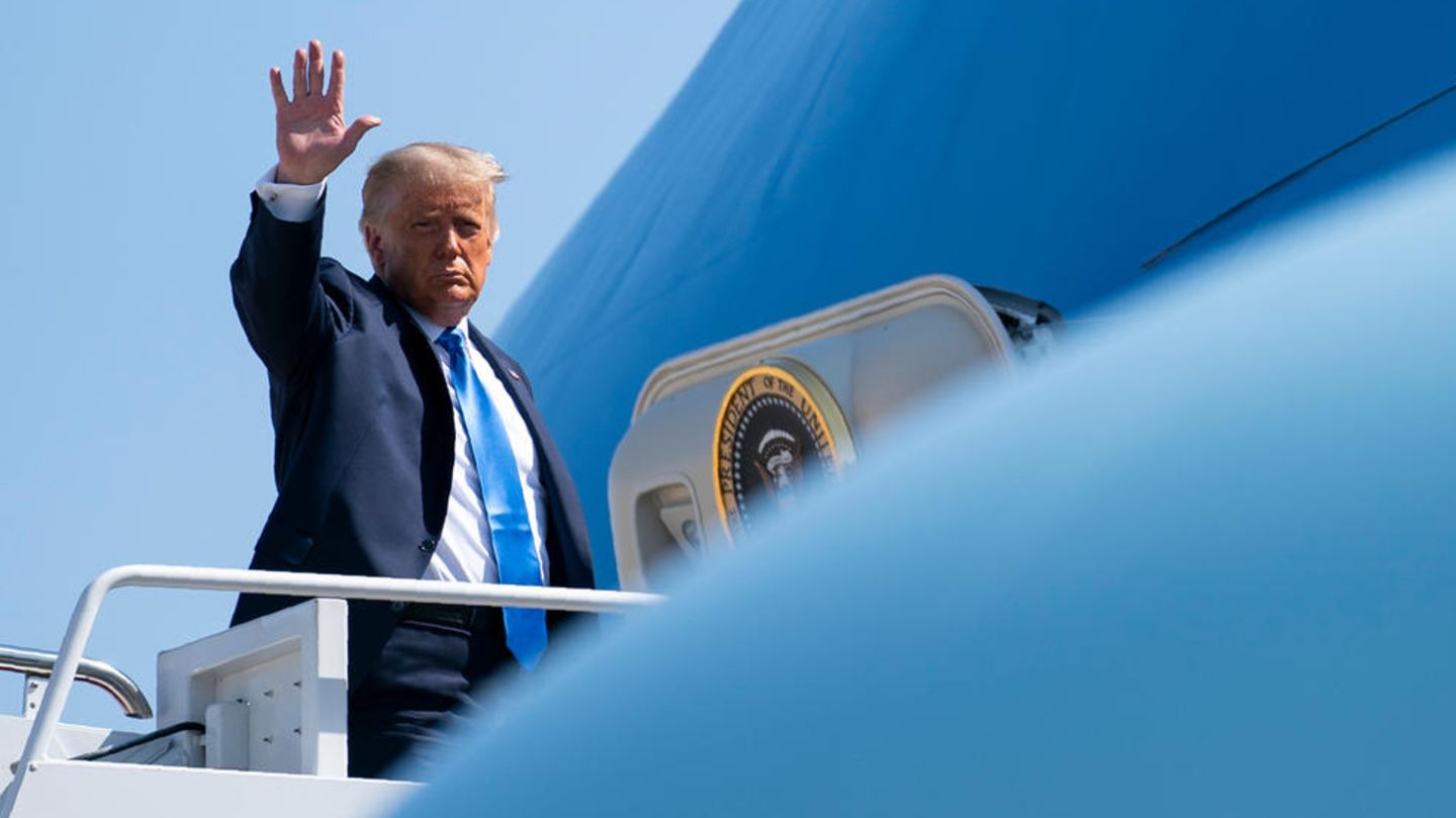 Donald Trump winkt beim Einsteigen in die Air Force One