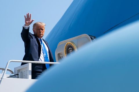 Donald Trump winkt beim Einsteigen in die Air Force One