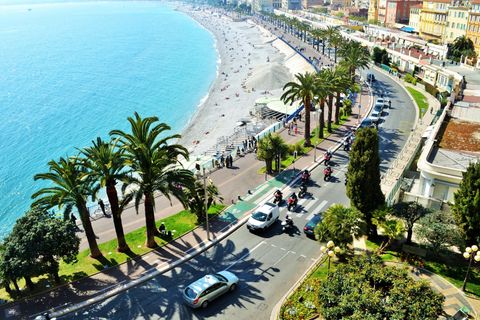Nizza, die Hauptstadt des Departements Alpes-Maritimes, liegt am von Kieselsteinen gesäumten Ufer der Baie des Anges an der französischen Riviera