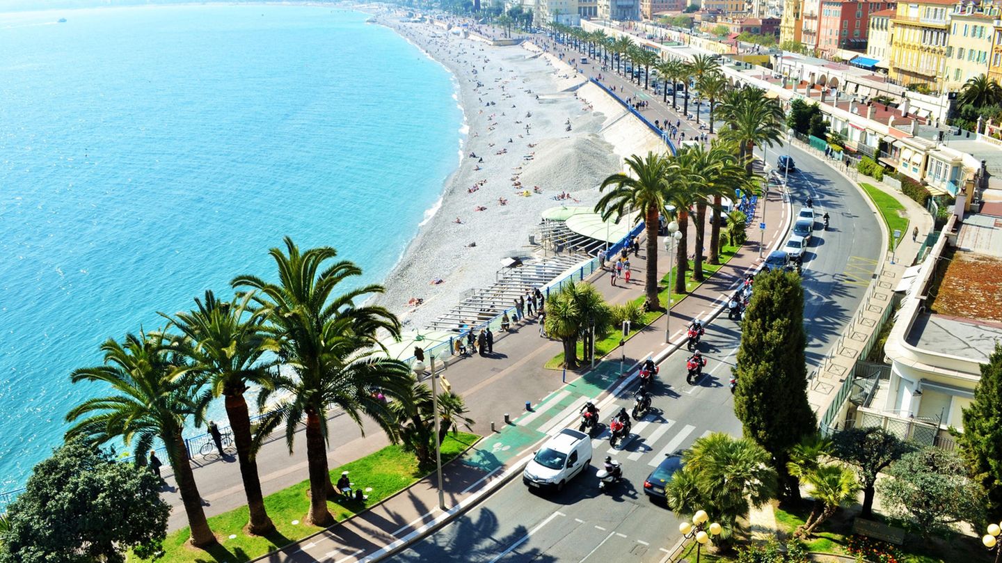 Nizza, die Hauptstadt des Departements Alpes-Maritimes, liegt am von Kieselsteinen gesäumten Ufer der Baie des Anges an der französischen Riviera