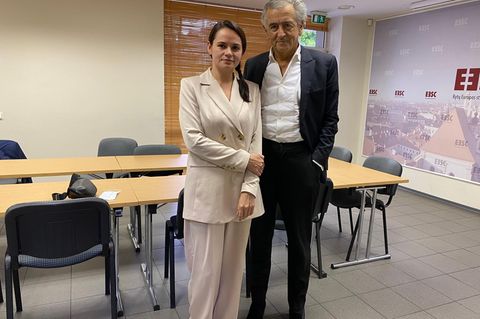 Swetlana Tichanowskaja und der französische Starphilosoph Bernhard-Henri Lévy im Büro einer Nichtregierungsorganisation in der litauischen Hauptstadt Wilnius