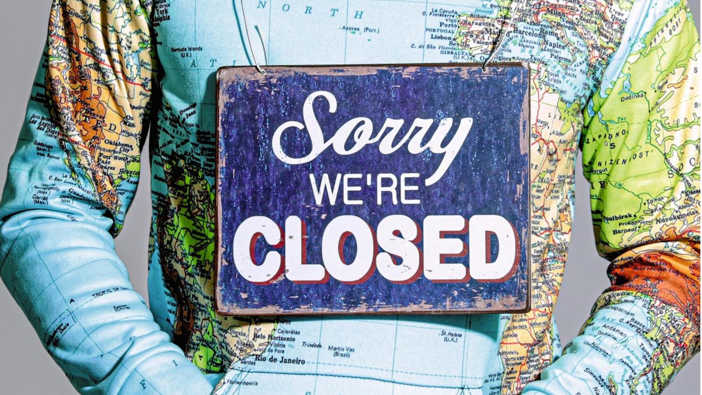 Ein Schild mit der Auftschrift „Sorry we're closed“