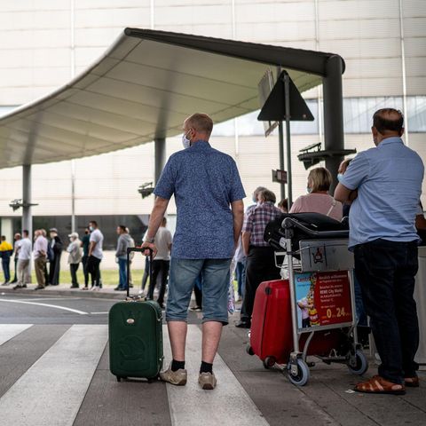 Warteschlange vor dem Testzentrum am Flughafen Köln/Bonn