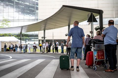 Warteschlange vor dem Testzentrum am Flughafen Köln/Bonn