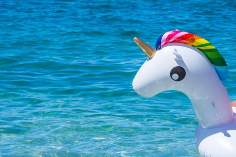 Aufblasbares Einhorn im Meer