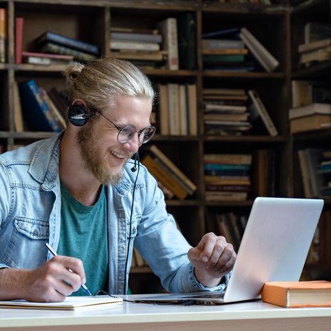 Ein Mann nutzt digitale Lernangebote