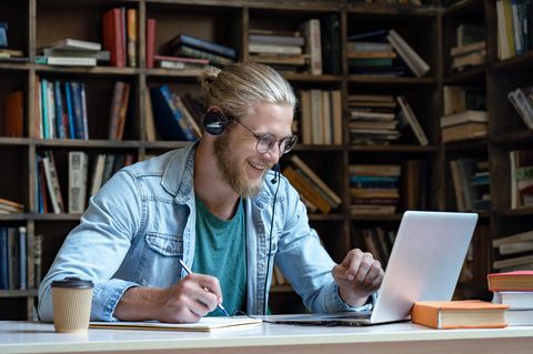 Ein Mann nutzt digitale Lernangebote