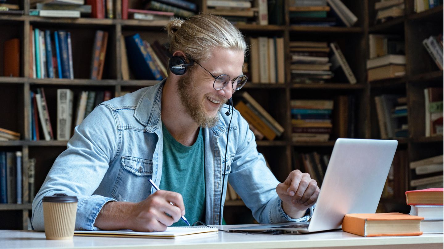 Ein Mann nutzt digitale Lernangebote