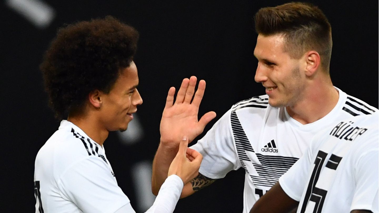 Sie kehren nach Verletzungen in die Nationalelf zurück: die Bayern-Profis Leroy Sane (l.) und Niklas Süle