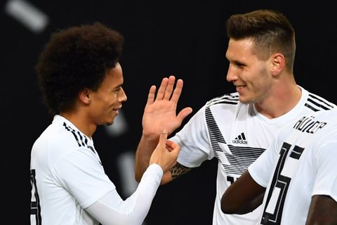 Sie kehren nach Verletzungen in die Nationalelf zurück: die Bayern-Profis Leroy Sane (l.) und Niklas Süle