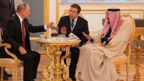 König von Saudi-Arabien lehnt bei einem Kreml-Besuch den Tee aus der Hand von Wladimir Putin ab 