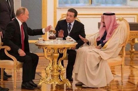König von Saudi-Arabien lehnt bei einem Kreml-Besuch den Tee aus der Hand von Wladimir Putin ab 