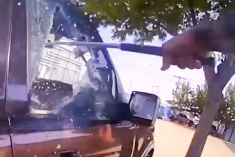 Gefährliche Hitze: Dramatisches Video: Polizist zertrümmert Scheibe und rettet Baby aus heißem Auto