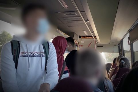 Überfüllte Schulbusse: Fahrende Coronavirus-Hotspots: Eltern klagen über unhaltbare Zustände auf dem Schulweg