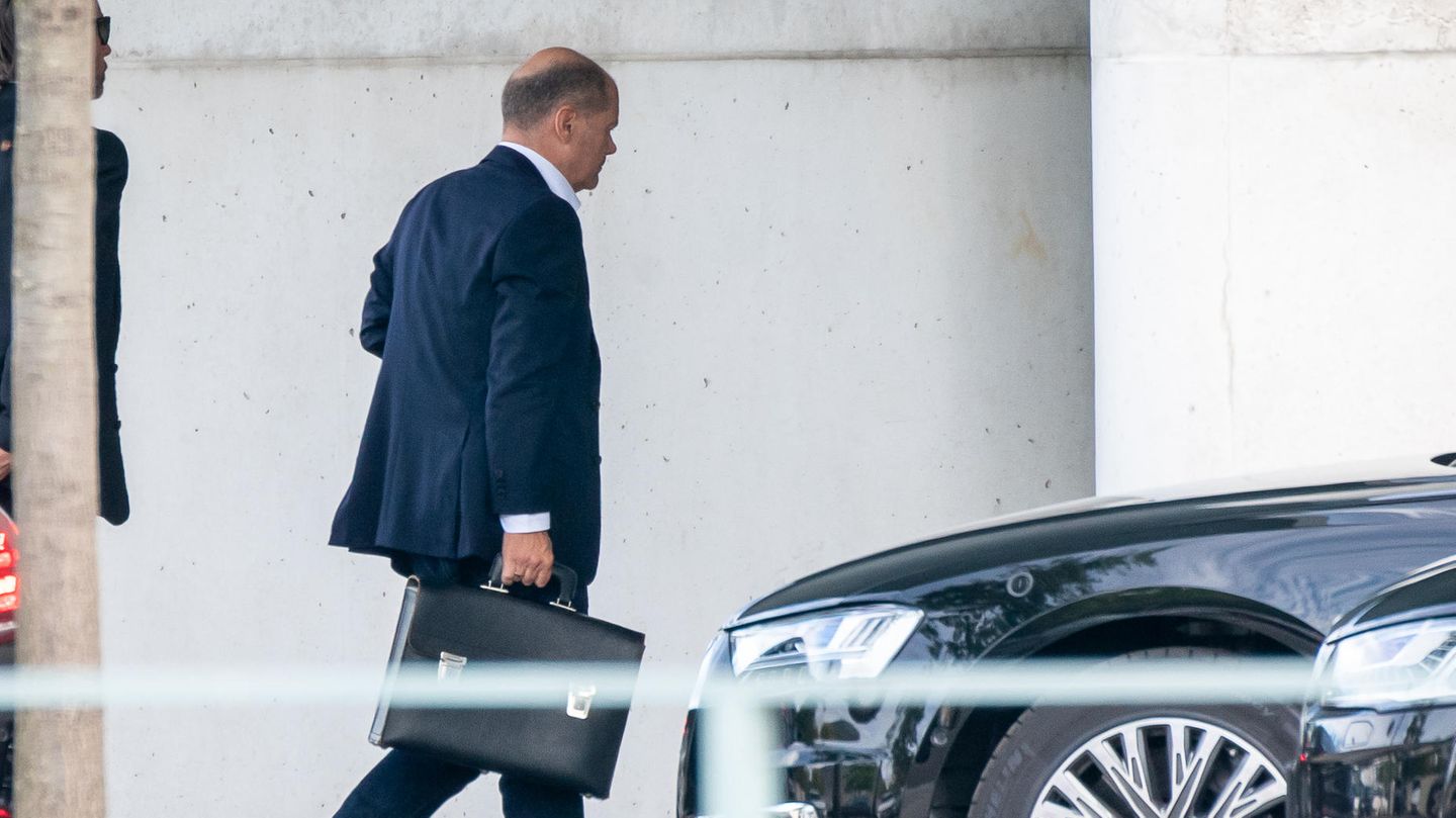 Olaf Scholz geht zum Koalitionsausschuss in Berlin
