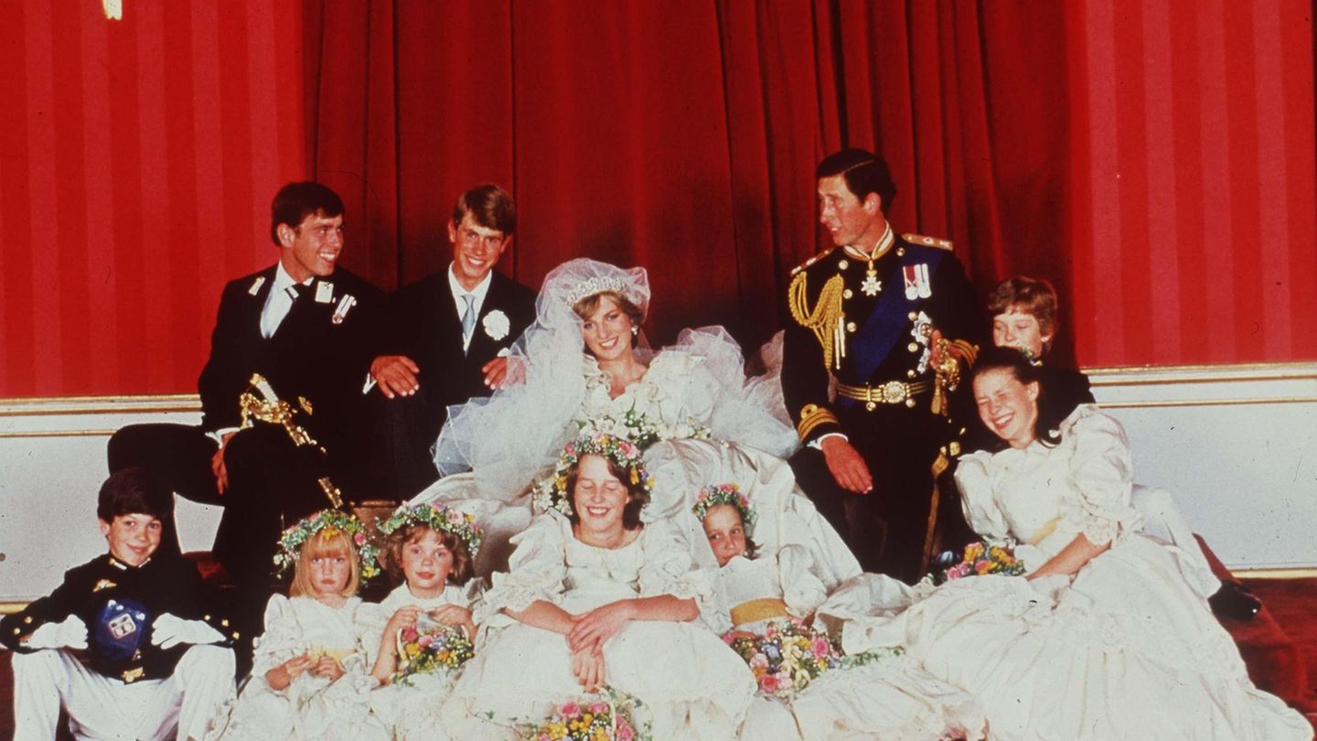 VOE STERN 36/2020  ©Alpha Press M023193   PRINCE CHARLES & PRINCESS DIANA WITH BRIDESMAIDS AND USHERS AND PAGEBOYS< INCLUDING INDIA HICKS, PRINCE ANDREW PRINCE EDWARD  "ROYAL WEDDING"   LONDON 29/07/81