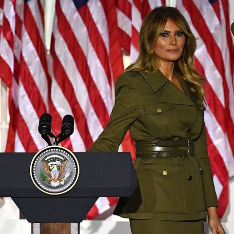 First Lady Melania Trump steht auf der Bühne nach ihrer Rede im Rosengarten des Weißen Hauses.