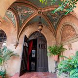 Die Tür zur Lobby: Einst durchquerten Mitglieder der Rockband Led Zeppelin die Hotelhalle auf ihren Motorrädern.