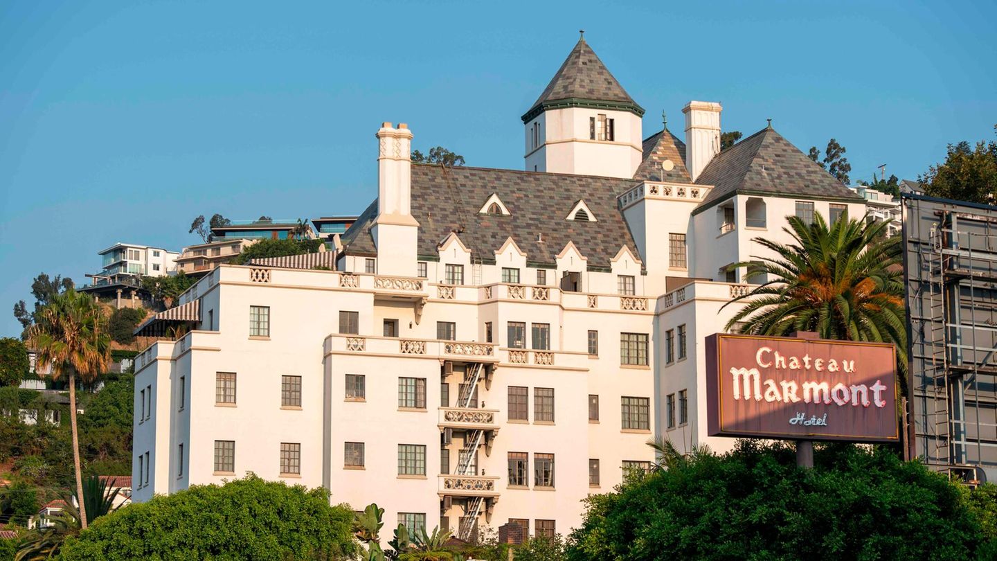 Am Sunset Boulevard in Los Angeles: Bild 1 von 7 der Fotostrecke zum Klicken: Architektonische Ikone am Sunset Strip: das fast 90 Jahre alte Hotel Chateau Marmont Bild 1 von 7 der Fotostrecke zum Klicken: Architektonische Ikone am Sunset Strip: das fast 90 Jahre alte Hotel Chateau Marmont